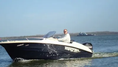 consoleboot op water met bestuurder