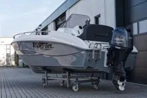 consoleboot op bok buiten gebouw