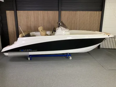 consoleboot in showroom zijaanzicht