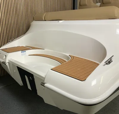 achterzijde van consoleboot in showroom