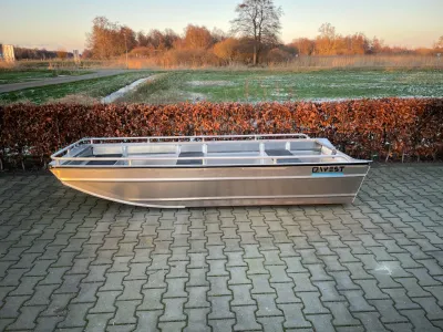 aluminium boot op bestrating