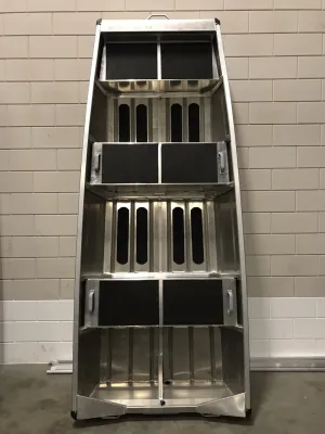 aluminium bootromp tegen betegelde muur