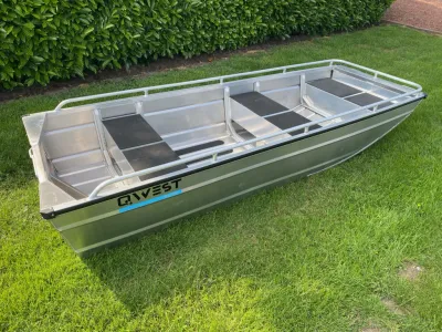 aluminium boot op gras