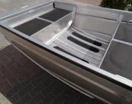 aluminium boot op straat