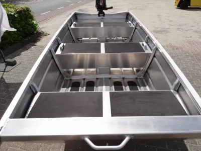 aluminium boot interieur op kade