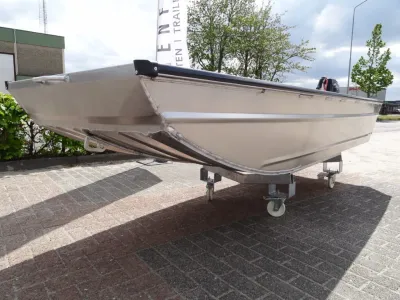 aluminium plattebodem boot op transportkar