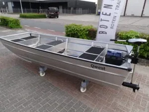 aluminium boot op parkeerplaats