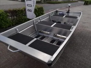 aluminium boot op parkeerplaats