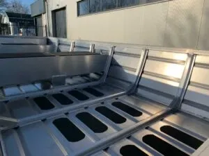 Interieur van aluminium boot met banken en vloer
