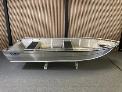 aluminium boot op wielen in showroom