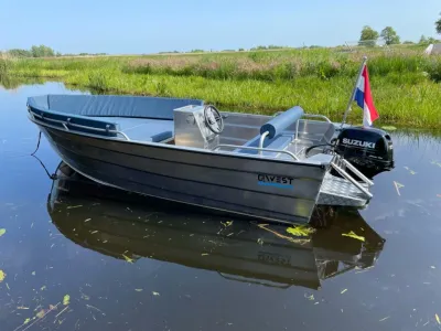 aluminium boot op stil water met vlag