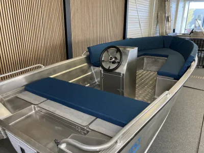 aluminium boot interieur in showroom