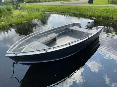 aluminium boot op rustig water