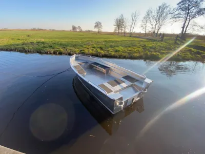 aluminium boot op water bij grasland