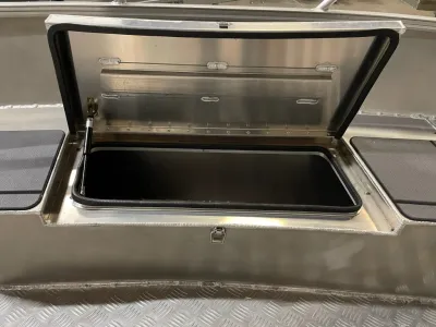 Open opberghatch in aluminium met traanplaatvloer