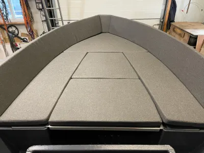 grijze boegkussens in interieur