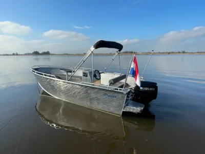 aluminium boot op rustig water