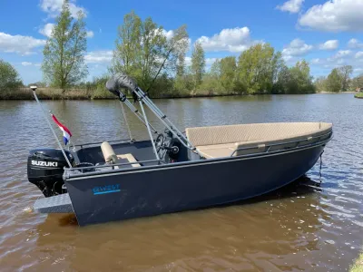 aluminium boot op rustig water