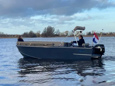motorboot op het water met twee personen