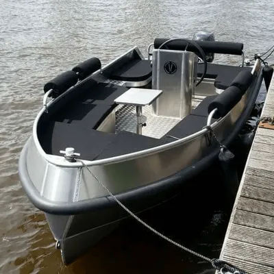 aluminium open boot afgemeerd bij steiger