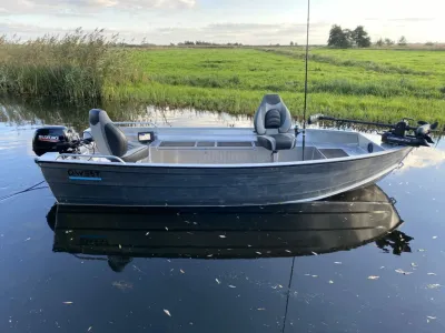 aluminium visboot op rustig water