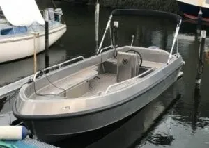 aluminium boot in water in jachthaven