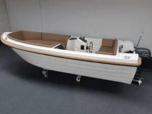 sloep in binnenruimte met kussens en console