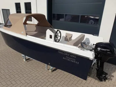 sloep met kap en buitenboordmotor