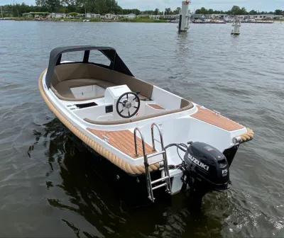 open sloep op het water met buitenboordmotor