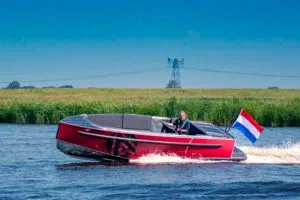 rode motorboot op water met Nederlandse vlag