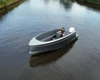 Tender op het water met bestuurder