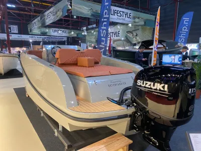 sloep in beursruimte met buitenboordmotor