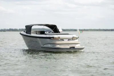 tenderboot op rustig water