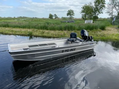 aluminium boot op een kanaal