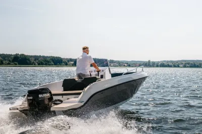 consoleboot op open water met bestuurder