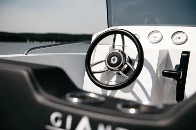 close-up stuur en console van boot