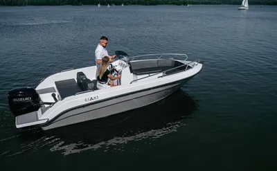 Consoleboot met twee personen op het water