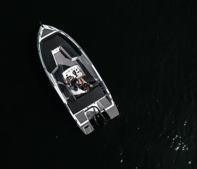 consoleboot op donker water