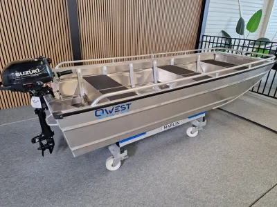 aluminium boot in binnenruimte op kar