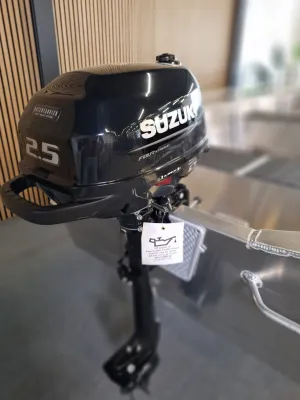 buitenboordmotor gemonteerd op steun