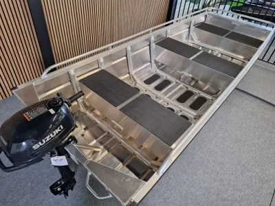 aluminium boot met buitenboordmotor