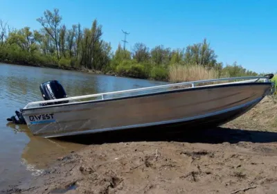 aluminiumboot op oever bij rivier