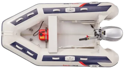 bovenzicht op opblaasbare rubberboot met motor