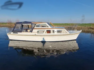 motorboot op rustig water bij oever