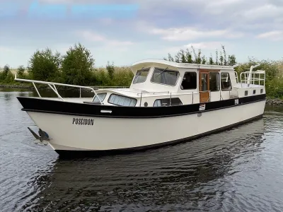 motorjacht op rustige waterweg