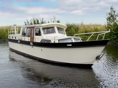motorjacht in rustig kanaal