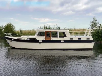 motorjacht liggend in rustig water bij riet