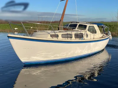 kajuitmotorboot op stil water