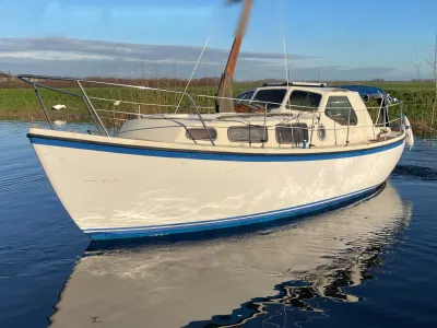 witte motorboot op stil water