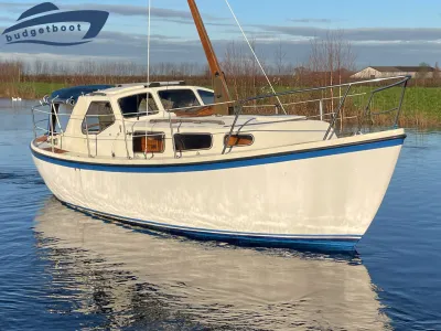 kajuitjacht op het water met kajuit en boeg